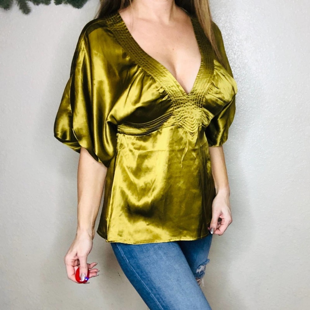 {Bebe} 100% silk kimono olive blouse M